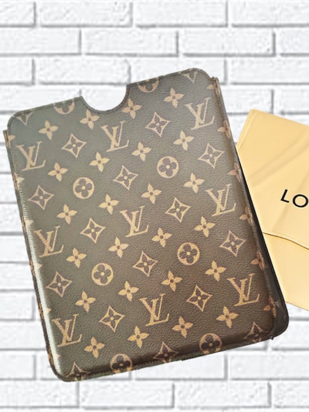 Louis Vuitton Monogram Canvas iPad Hard Case with Dust Bag - Picture 4 of 16
